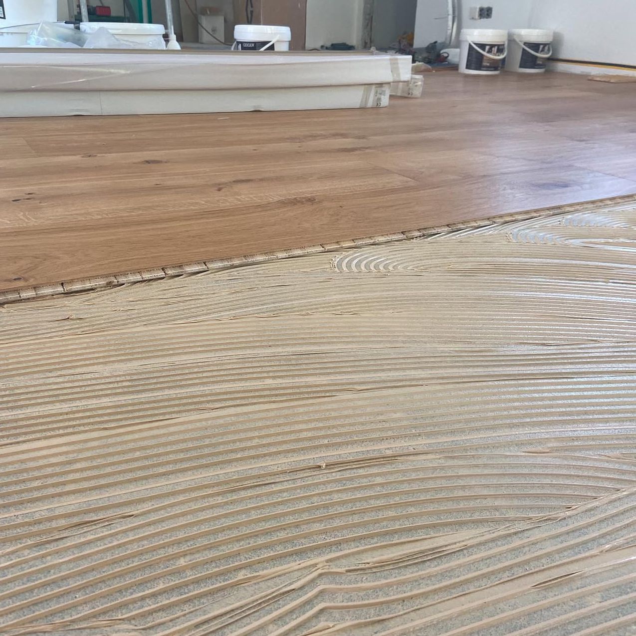 Holzdielen während der Verlegung